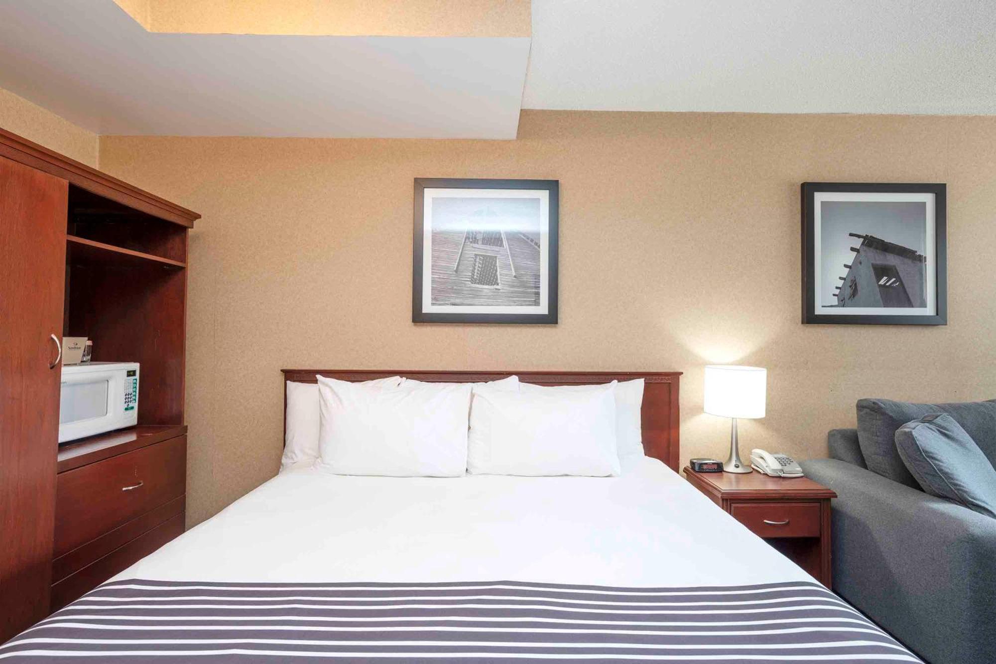 Sandman Inn Princeton Bagian luar foto