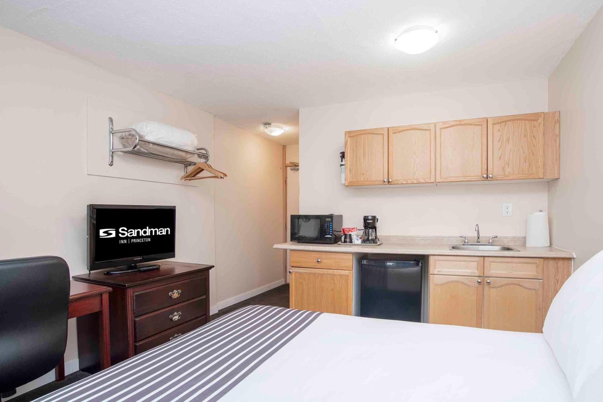 Sandman Inn Princeton Bagian luar foto